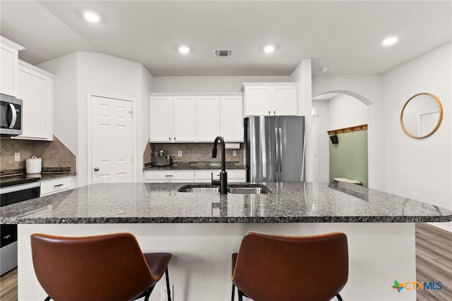 kitchen featuring light wood-style floors, visible vents, appliances with stainless steel finishes, and a sink