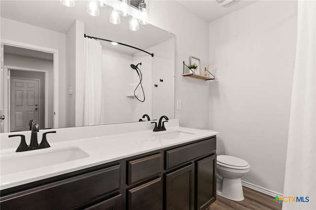 full bath with wood finished floors, a sink, toilet, and curtained shower