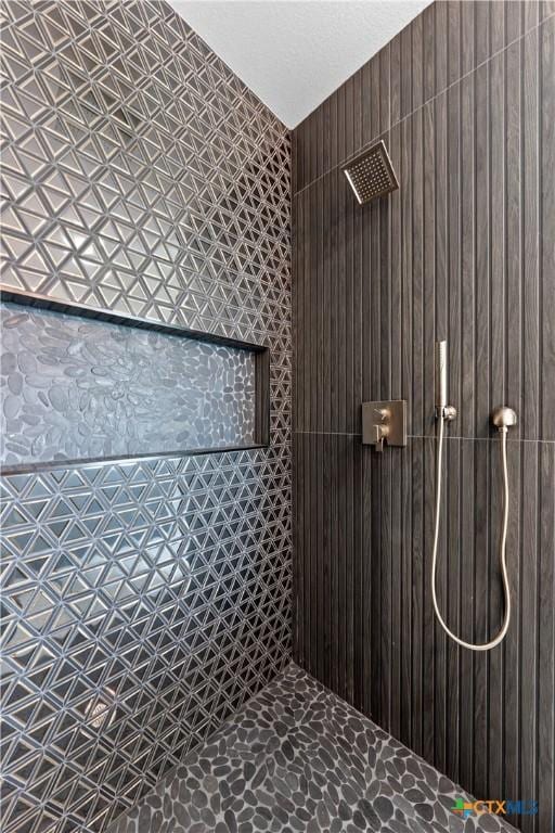 full bathroom featuring a tile shower