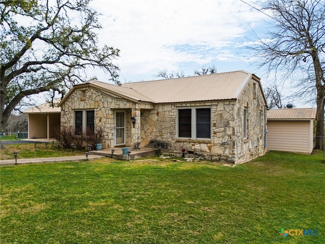 view of front of home with a front lawn