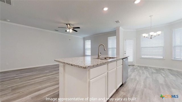 5105 Othello Dr, Belton, TX 76513 - kitchen featuring light wood-style flooring, open floor plan, crown molding, a chandelier, and ceiling fan