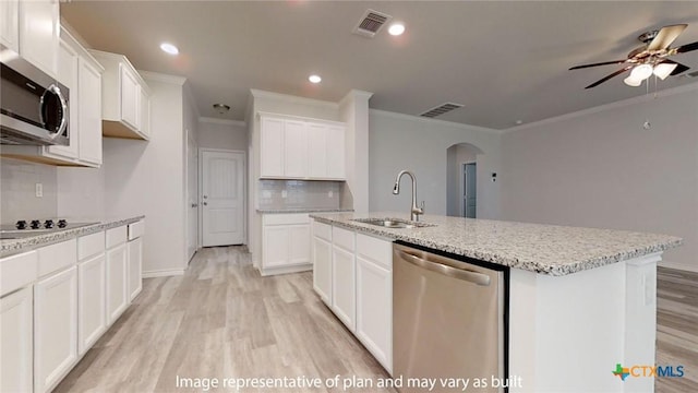 5105 Othello Dr, Belton, TX 76513 - kitchen featuring appliances with stainless steel finishes, arched walkways, ceiling fan, light wood finished floors, and crown molding