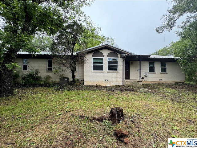 ranch-style house featuring a front lawn