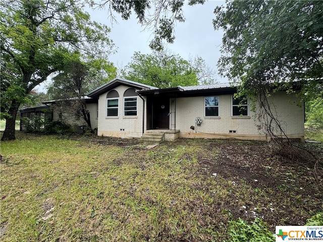 view of front of property with a front lawn