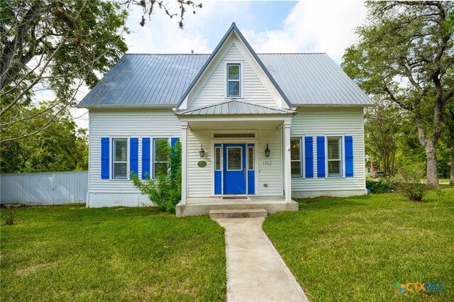 view of front of home featuring a front lawn