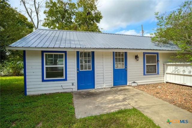 1322 N Ave F Ave, Shiner, TX 77984 - bungalow with metal roof, covered porch, and a front yard