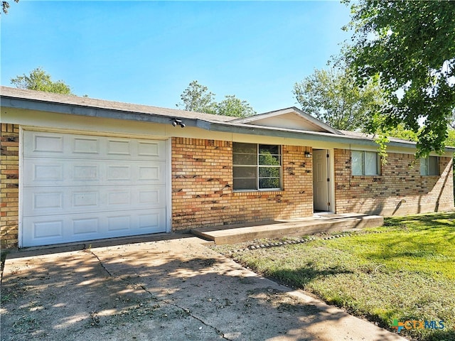 ranch-style home featuring a front lawn and a garage