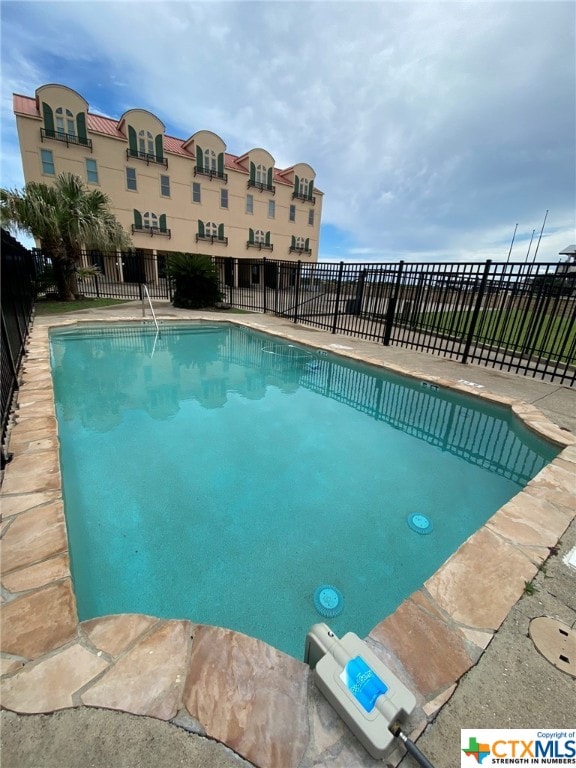 view of swimming pool