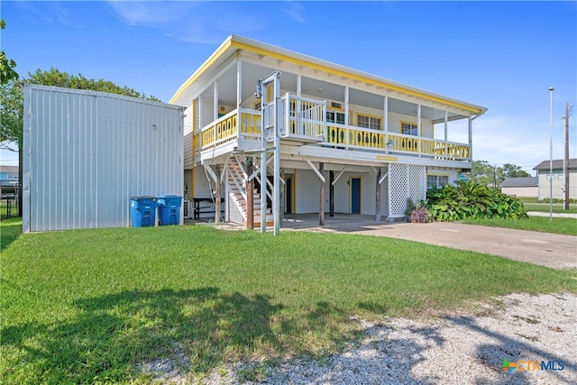 view of front of house featuring a front lawn