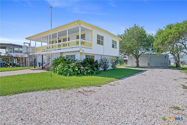 view of front facade featuring a front lawn