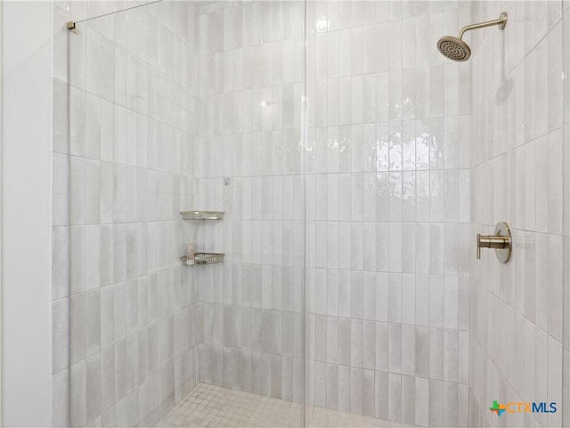 full bath with tiled shower