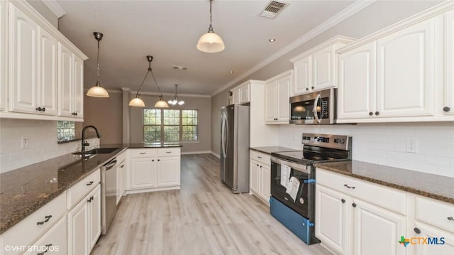 1974 Canyon Bnd, Canyon Lake, TX 78133 - kitchen with stainless steel appliances, a sink, crown molding, backsplash, and a peninsula