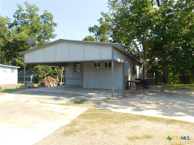 view of front facade featuring a carport