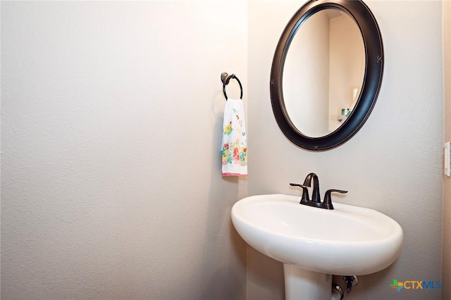 bathroom featuring a sink