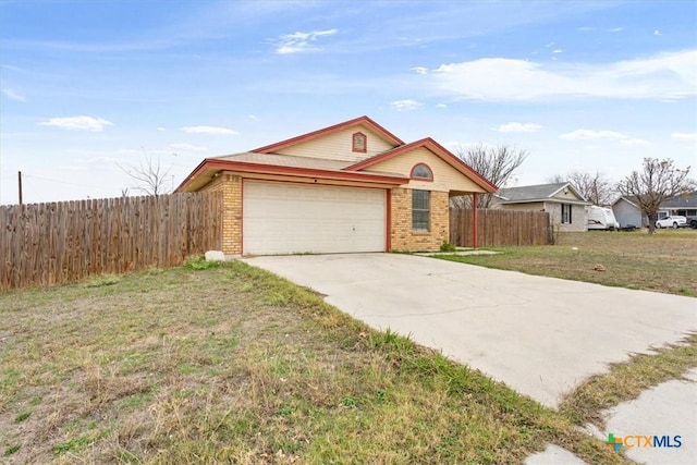 view of front of home featuring a front yard and a garage