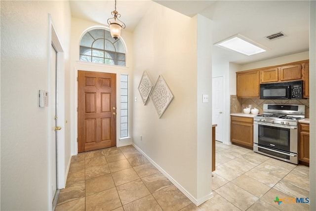 foyer entrance featuring a high ceiling and light tile patterned floors