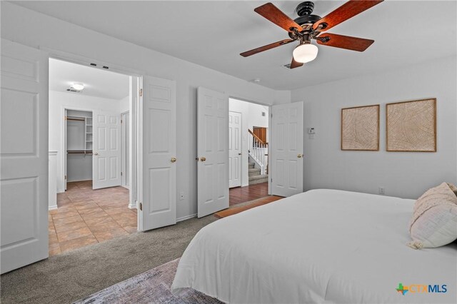 unfurnished bedroom with dark hardwood / wood-style flooring, a closet, and ceiling fan