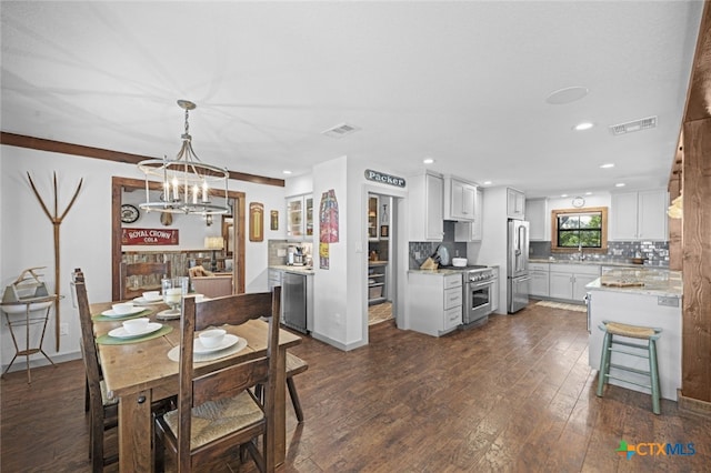 dining area with dark wood-style floors, baseboards, visible vents, and recessed lighting