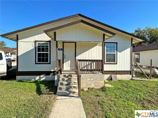 view of front of home featuring a front yard