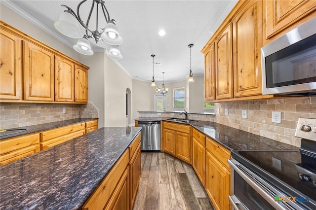 1117 Myrtle Dr, Copperas Cove, TX 76522 - kitchen featuring stainless steel appliances, crown molding, wood finished floors, arched walkways, and a chandelier