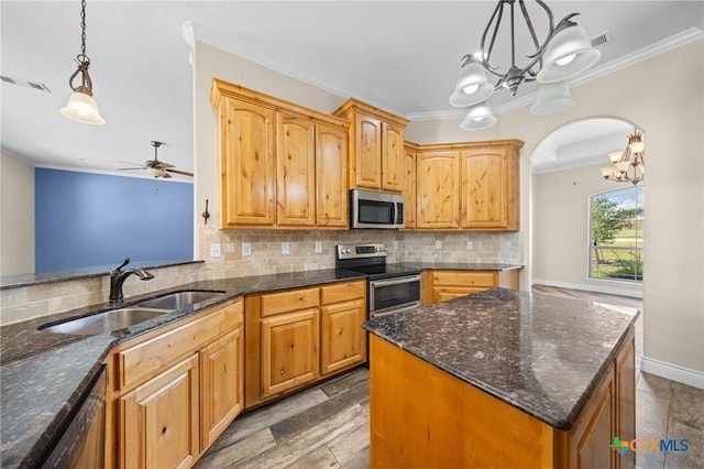 1117 Myrtle Dr, Copperas Cove, TX 76522 - kitchen featuring stainless steel appliances, a chandelier, crown molding, backsplash, and arched walkways