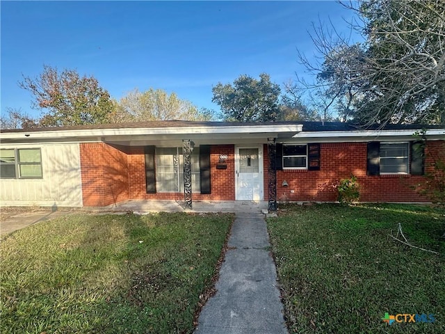 single story home with a front yard