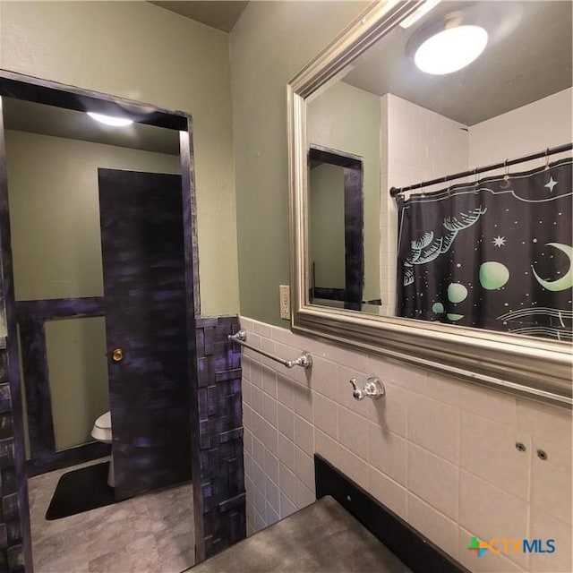 706 S 1st St, Copperas Cove, TX 76522 - full bath with toilet, tile walls, a wainscoted wall, and curtained shower