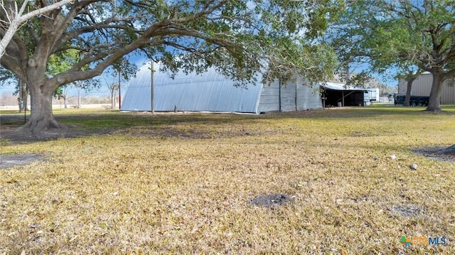 view of yard featuring an outdoor structure