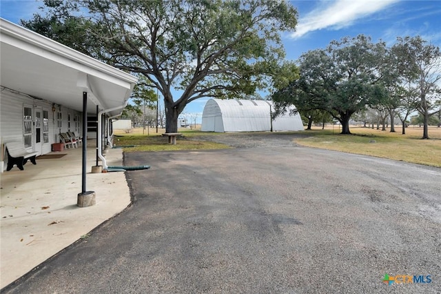 view of yard featuring an outdoor structure