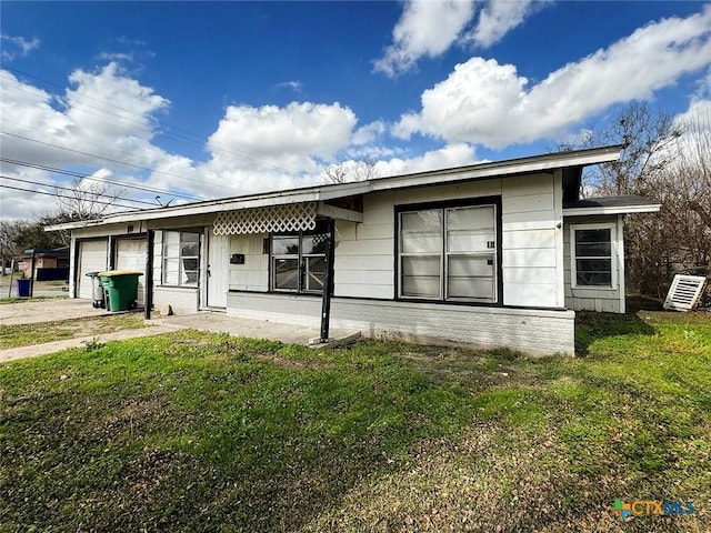 view of front facade featuring a garage and a front lawn