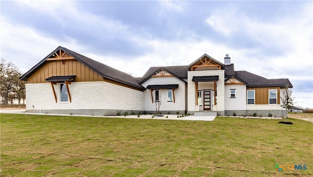 view of front of house with a front lawn