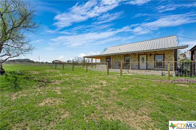 view of yard featuring a rural view