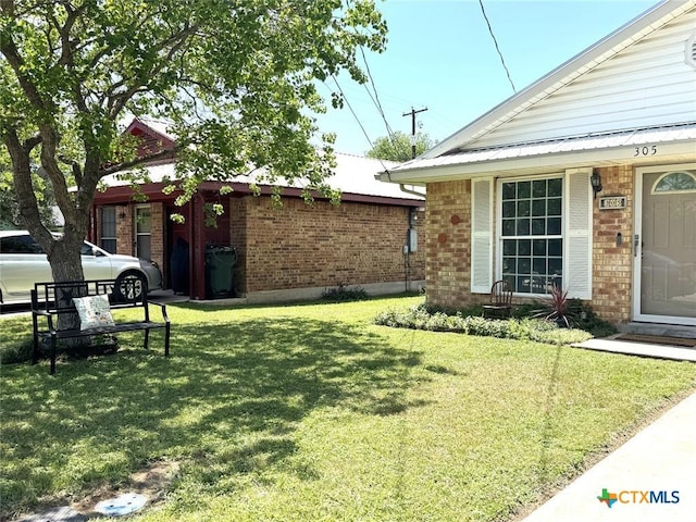305 Ivy Ave, Luling, TX 78648 - view of grassy yard