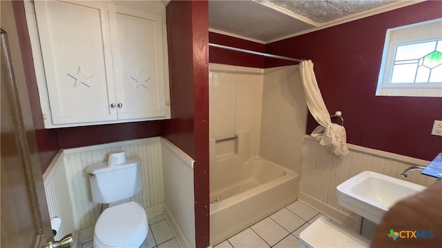400 S Main St, Belton, TX 76513 - full bath featuring a wainscoted wall, shower / tub combo, tile patterned floors, and crown molding