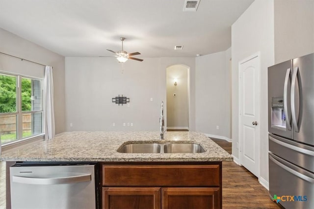 610 Hobby Rd, Copperas Cove, TX 76522 - kitchen featuring a sink, visible vents, dark wood-style flooring, ceiling fan, and appliances with stainless steel finishes