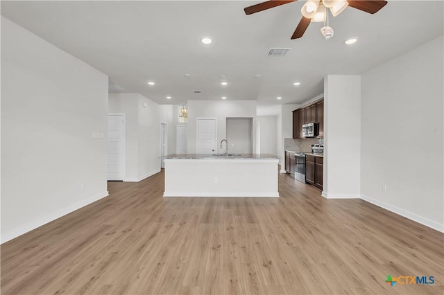 1531 Hillside Dr, Temple, TX 76502 - unfurnished living room with ceiling fan, baseboards, light wood-type flooring, and recessed lighting