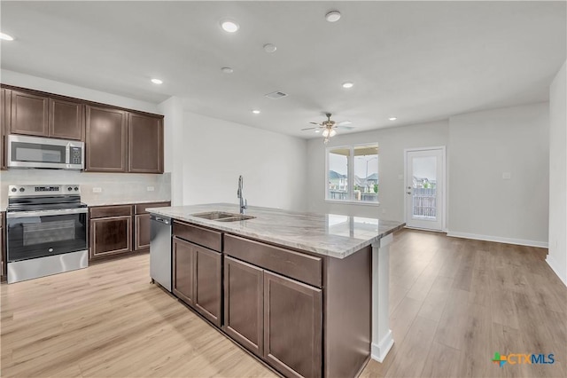 1531 Hillside Dr, Temple, TX 76502 - kitchen featuring appliances with stainless steel finishes, a sink, a ceiling fan, light wood-type flooring, and recessed lighting