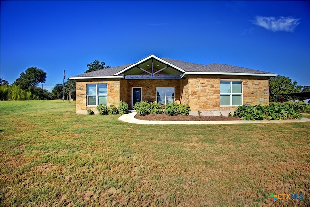 view of front of house featuring a front lawn