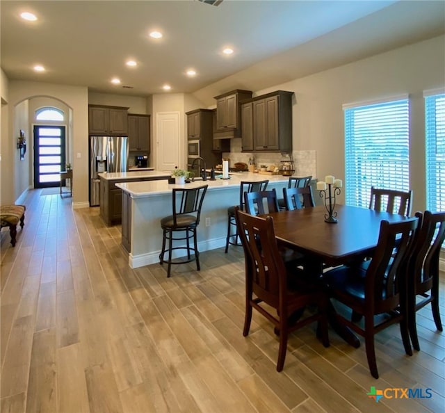 dining space featuring recessed lighting, light wood-style floors, and baseboards