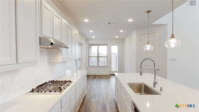 1822 Nettletree Rd, New Braunfels, TX 78132 - kitchen featuring stainless steel gas cooktop, backsplash, a sink, under cabinet range hood, and visible vents