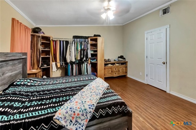 205 S Valley St, Cuero, TX 77954 - bedroom featuring ornamental molding, wood finished floors, baseboards, and a ceiling fan