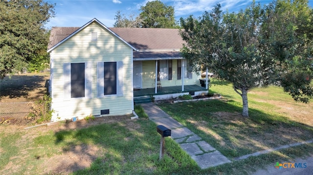 view of front of property with a front lawn and covered porch