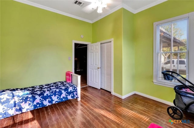 205 S Valley St, Cuero, TX 77954 - bedroom featuring wood finished floors, baseboards, crown molding, a closet, and ceiling fan