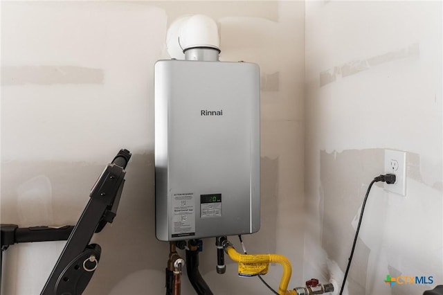5903 Geronimo Vis, Seguin, TX 78155 - utility room with tankless water heater