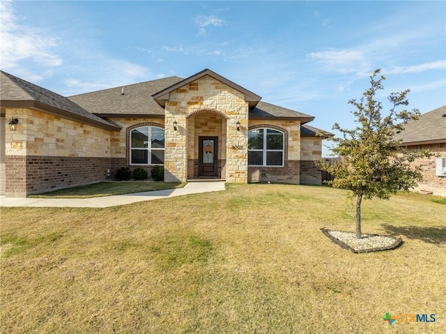 view of front of property featuring a front yard