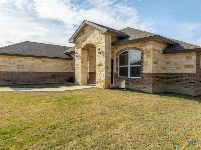 single story home featuring a front yard