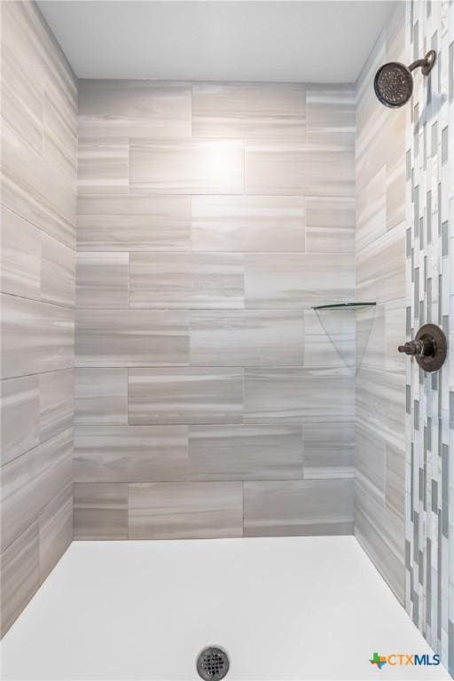 bathroom featuring a tile shower