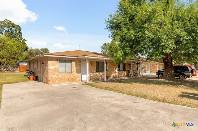 ranch-style house featuring a front lawn