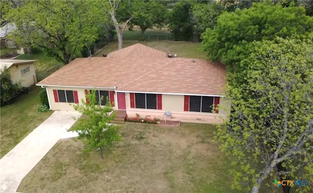 view of front facade featuring a front lawn and driveway