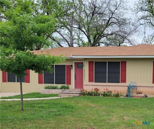 single story home featuring a front lawn and brick siding